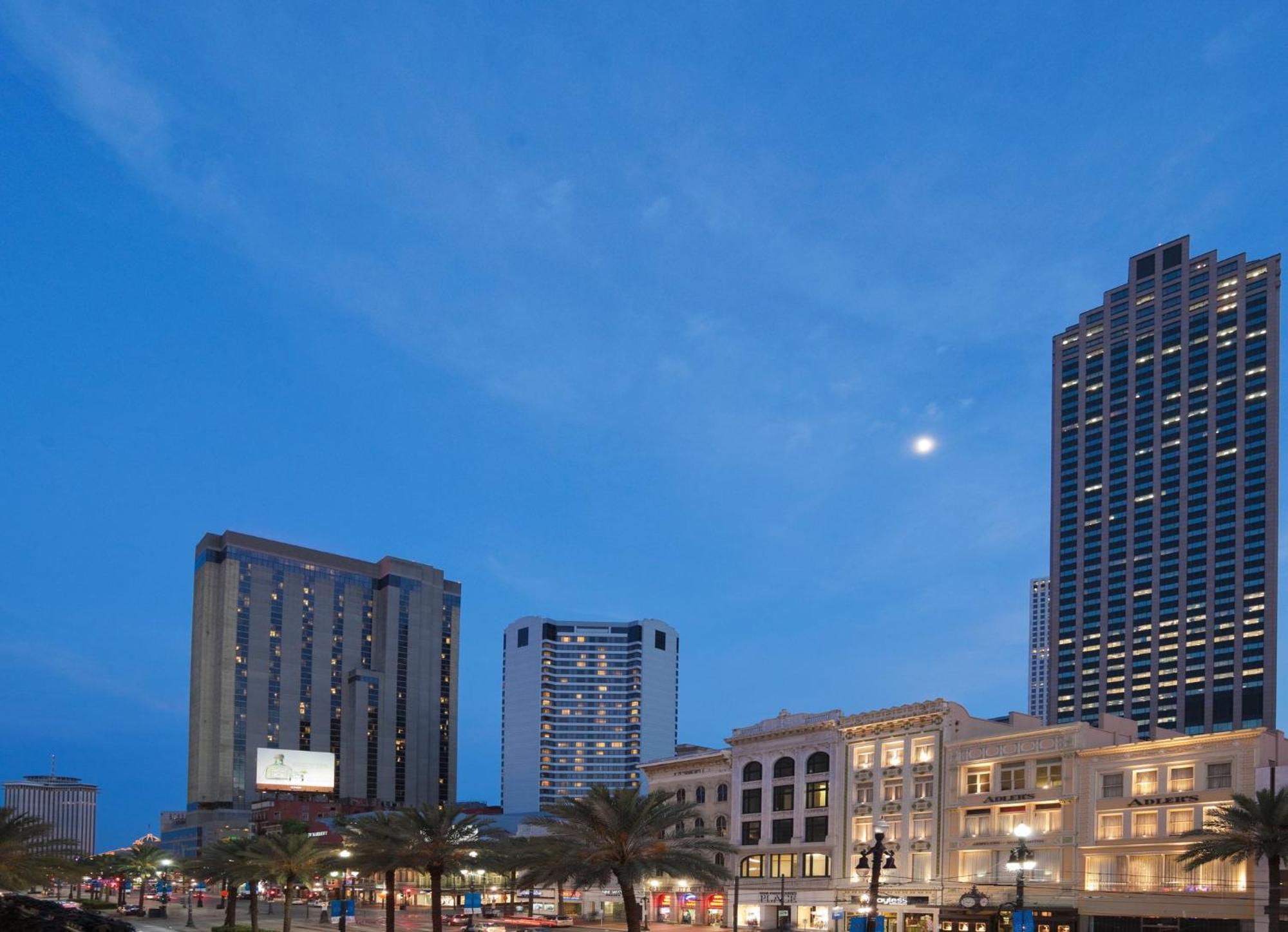 Astor Crowne Plaza- Corner Of Bourbon Street Hotel New Orleans Exterior photo